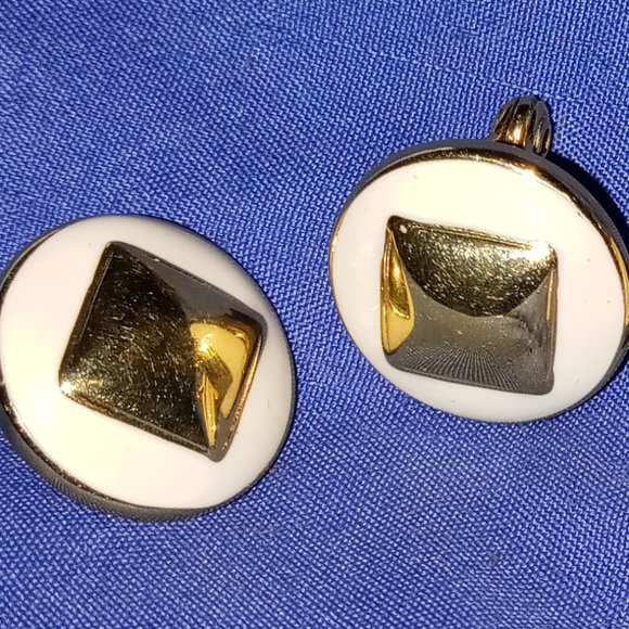 clip on earrings - Picture 3 of 3